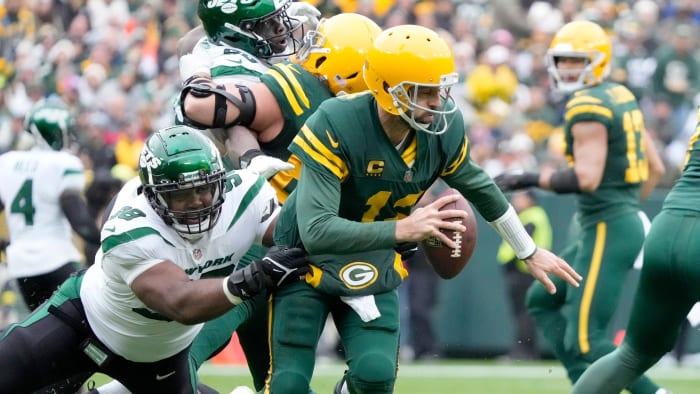 Packers QB Aaron Rodgers escapes the grasp of Jets DT Sheldon Rankins. (Photo by USA Today Sports Images)
